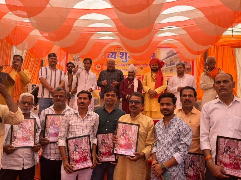 Devotees gathered at a Jan Kalyan Gurukul event