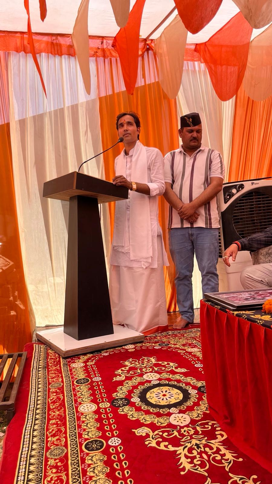 Shri Pradeep Maharaj Ji speaking at a spiritual program